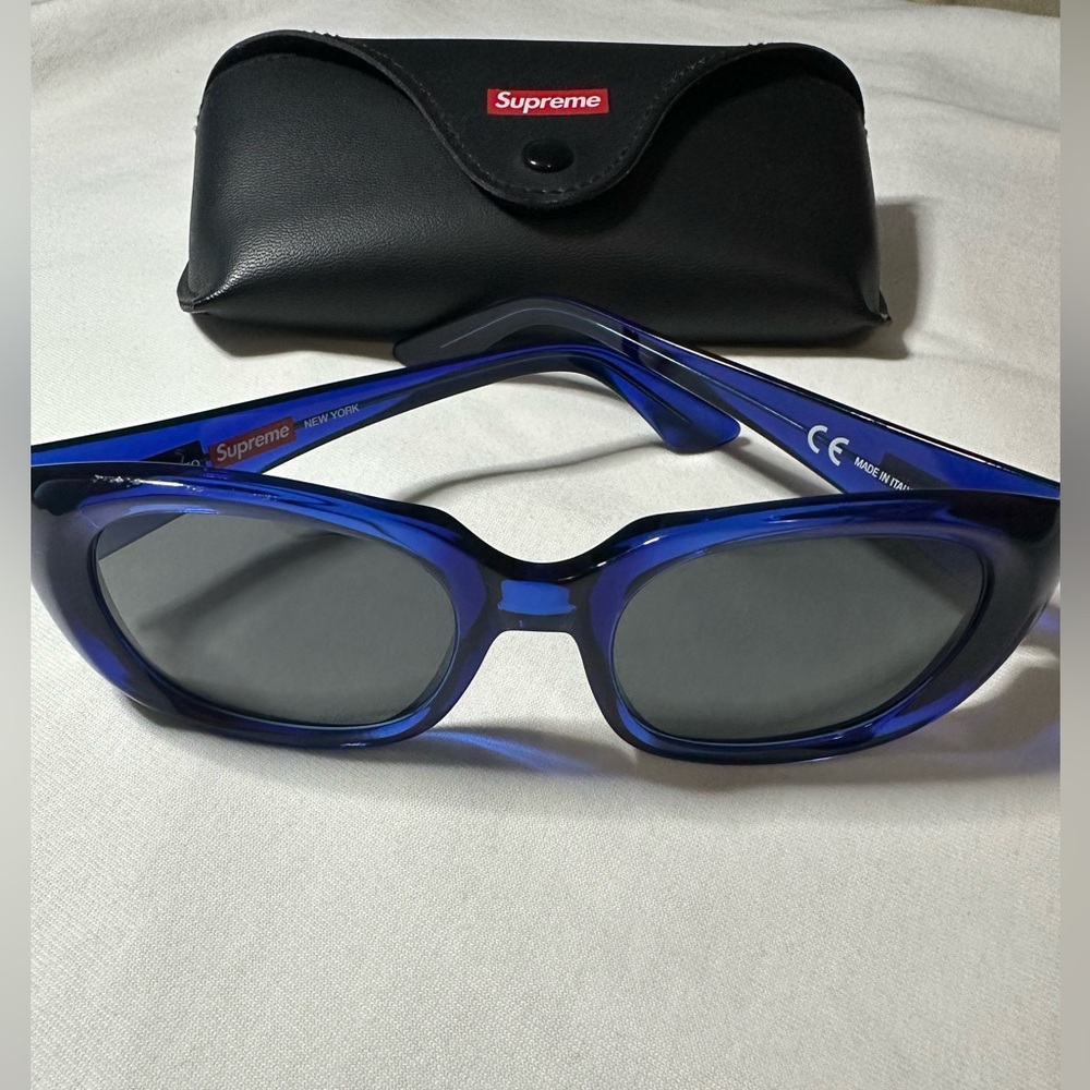 Supreme sunglasses men like new wore 2-3 times.Very rare and can’t get anywhere